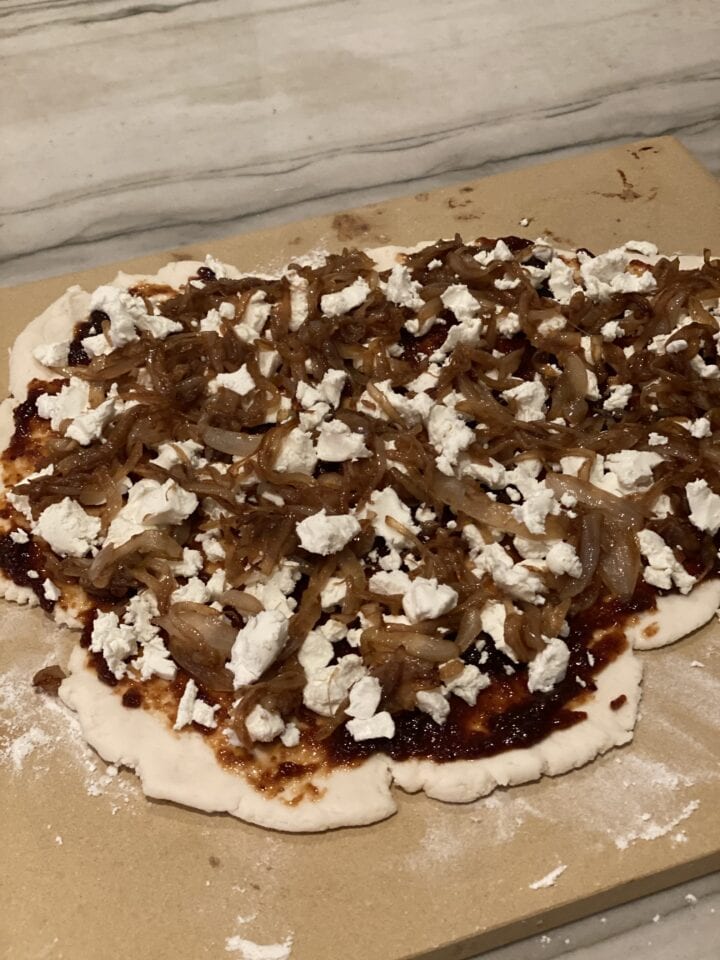 fig and caramelized onion pizza